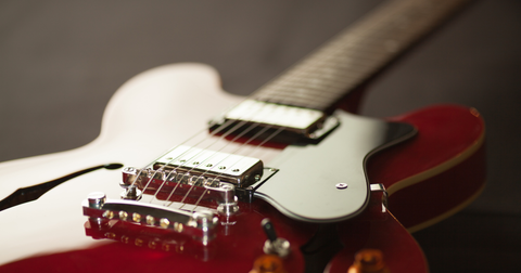 Wie stimmt man eine E-Gitarre? Der komplette Leitfaden