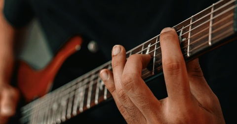 Wie spielt man Fingerpicking: 5 Stücke für Anfänger