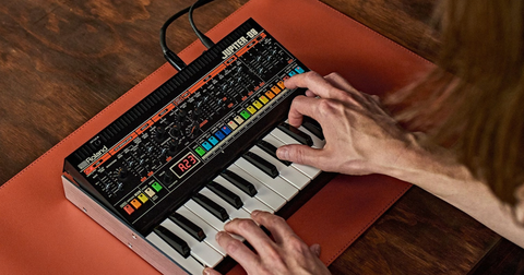 Roland stellt den JUPITER-08 vor, den legendären JUPITER-8 im Mini-Format