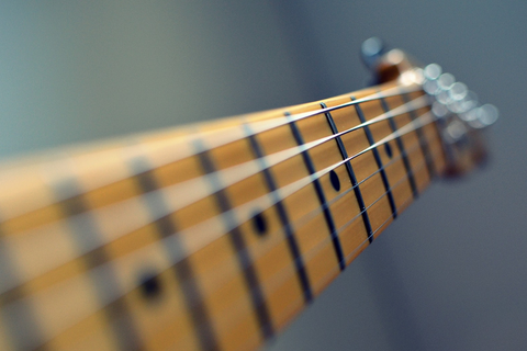 Wie man den Truss Rod der Gitarre einstellt: Vollständiger Leitfaden