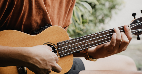 Wie stimmt man sein Ukulele? Komplettanleitung für perfekten Klang