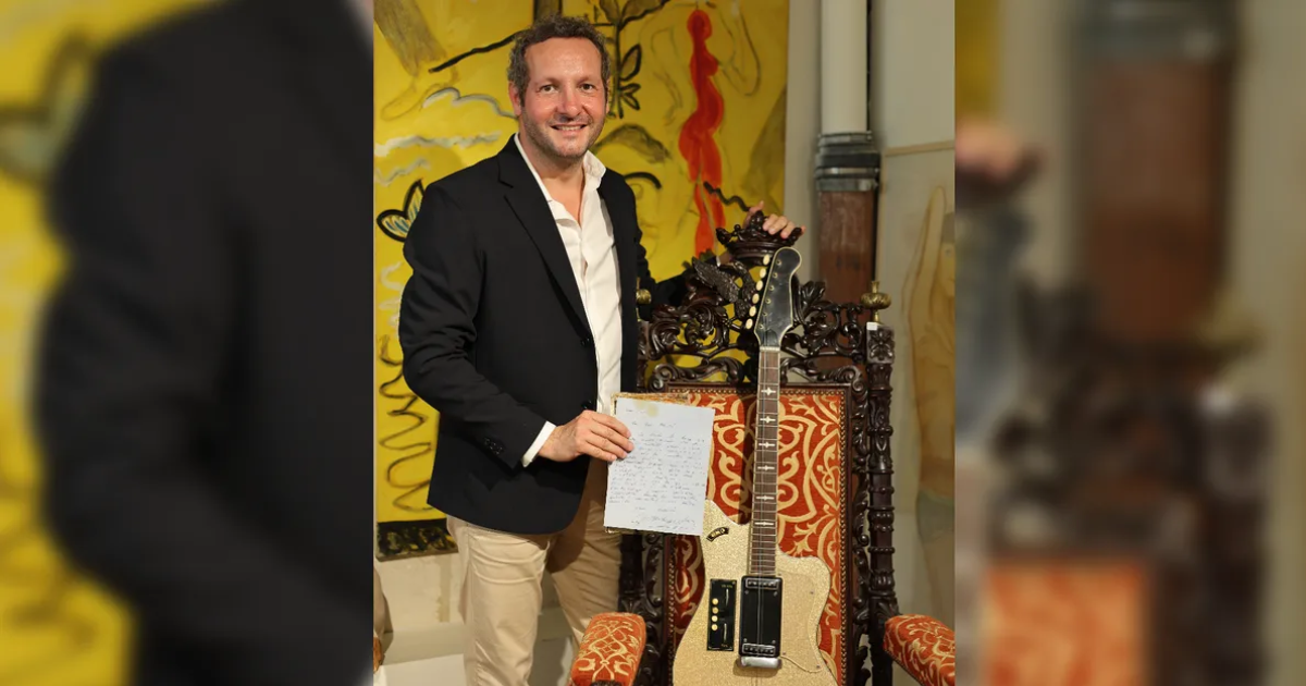 La première guitare de Johnny Hallyday, une Eko, vendue 9 300 € aux enchères à Bordeaux