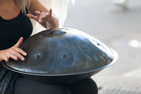 Die Entstehung des Handpan: die Geschichte eines musikalischen UFOs