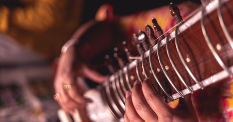 Die Sitar: Geschichte und Geheimnisse des Instruments, das den Rock verzauberte