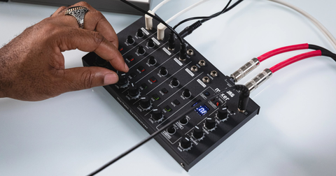 Korg NTS-4: Der Mixer, der Hardware und DAW verbindet